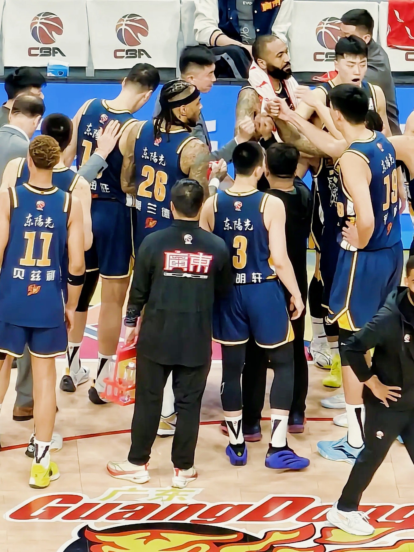 星空体育在线登录关于广东宏远训练开放日，今晚复出首秀引欢呼，CBA常规赛在即，身体对抗强度拉满的信息