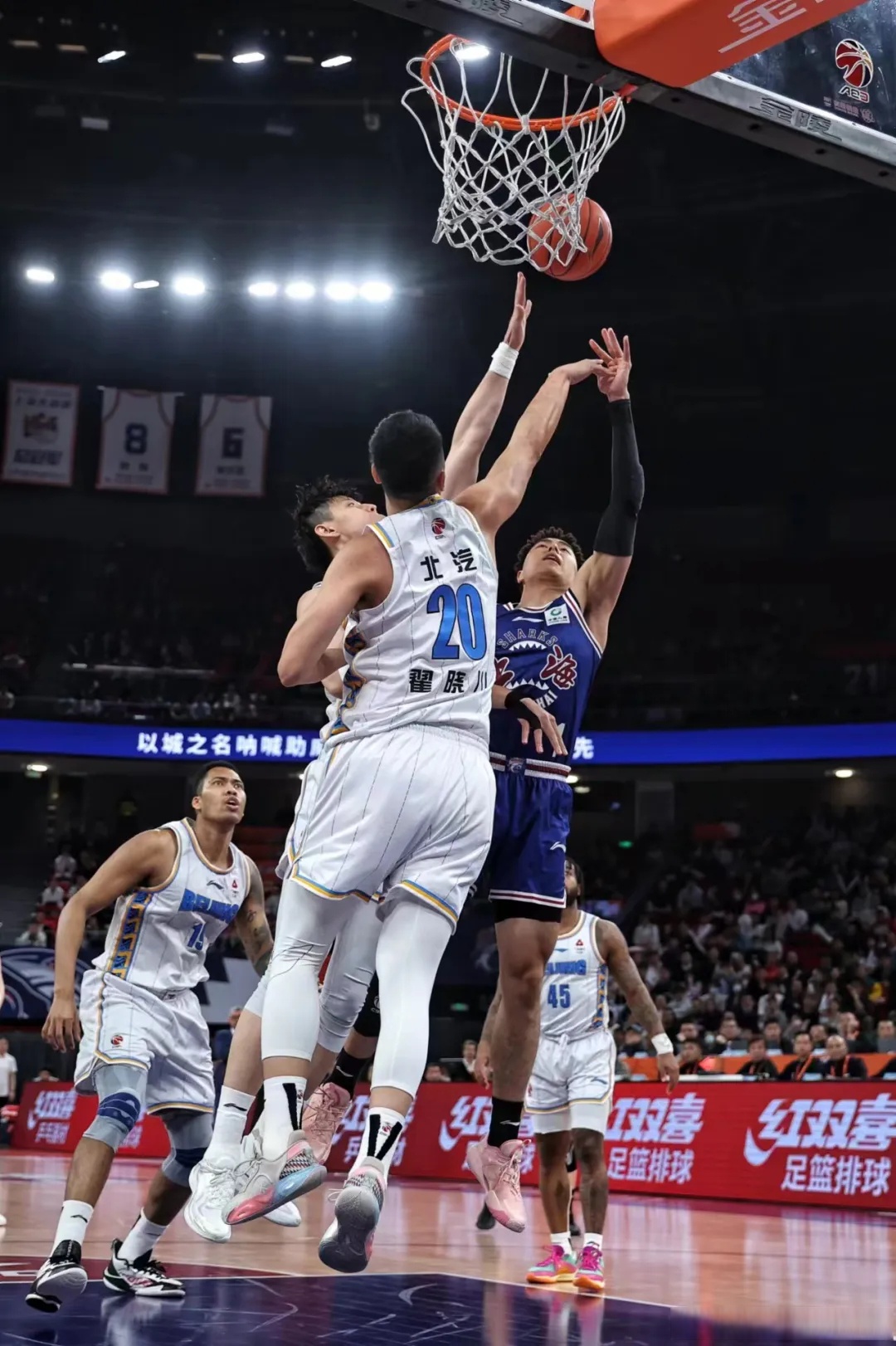 包含今晚体能课后，上海久事远射贴柱备战CBA季后赛，震撼外界，身体对抗强度拉满的词条